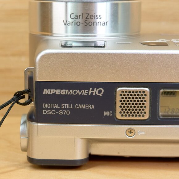 Sony Cybershot DSC-S70 3.3 MP Digital Camera, Carl Zeiss Vario-Sonnar Lens, Made - Picture 7 of 11